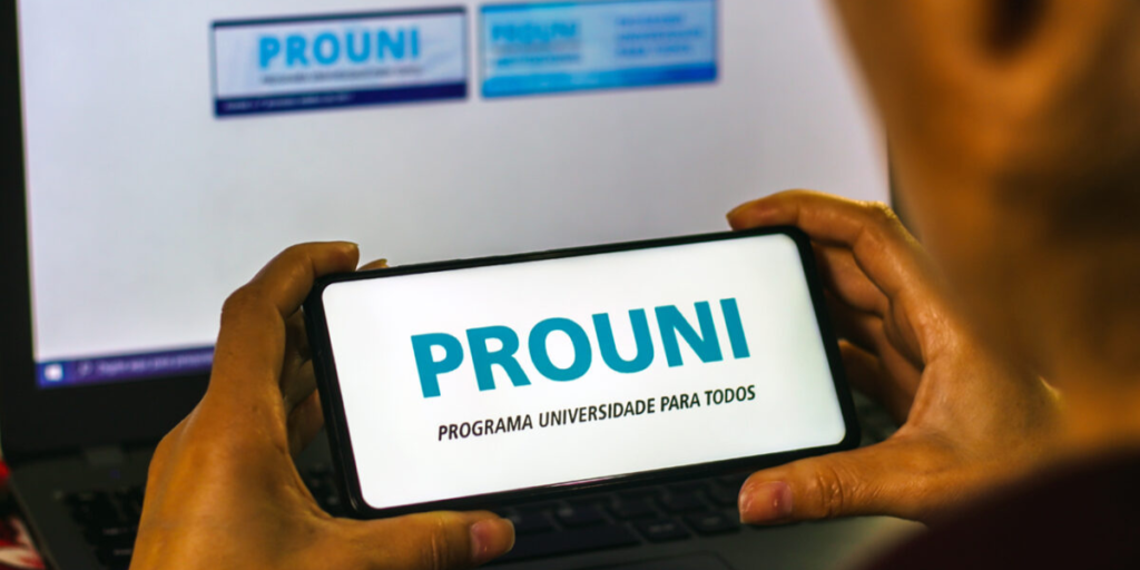 Quais são os benefícios do Prouni para a educação brasileira?