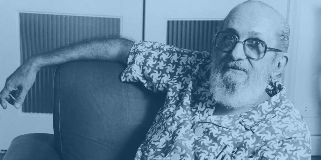 Como a educação de Paulo Freire se diferencia de outros modelos educacionais?