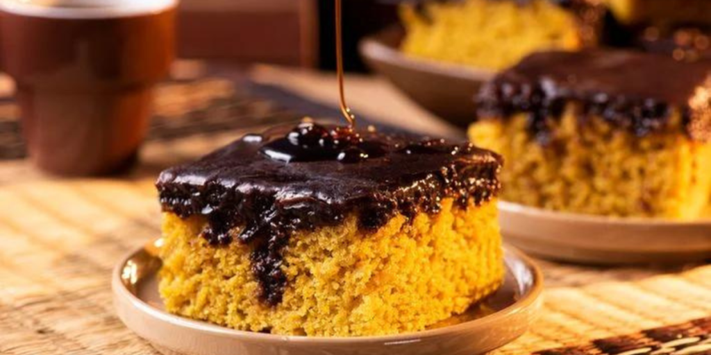 Bolo de cenoura com cobertura de chocolate