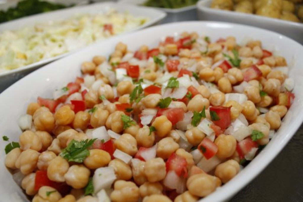 Salada de grão de bico com atum e tomate