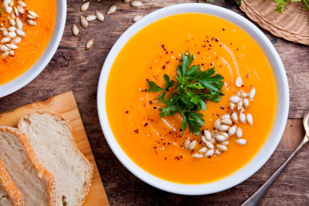 Sopa de abóbora com gengibre e leite de coco