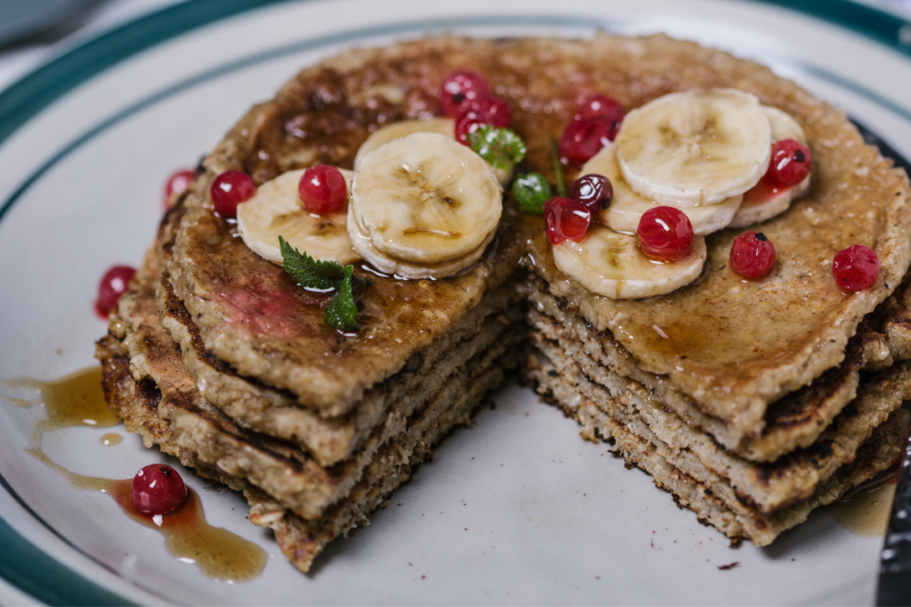 Panquecas de Aveia com Frutas Vermelhas: Um Despertar Saboroso